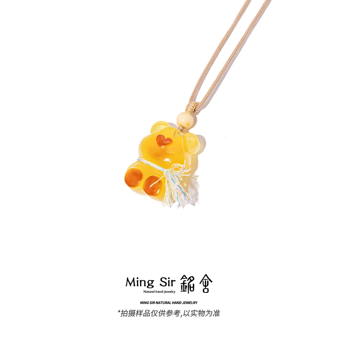 【铭舍 俏皮小金熊】琥珀蜜蜡焦皮料丝巾小熊雕刻配珠颈饰白蜡款