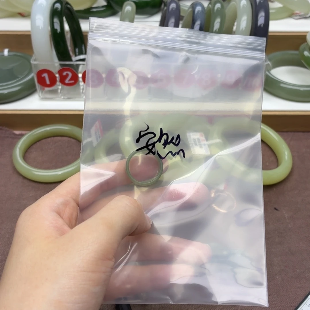 安***然未镶嵌手镯和田玉