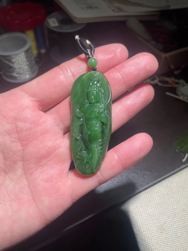 天然和田玉碧玉观音挂坠 手工雕刻 玉质油润有猫眼颜色绿时尚精美