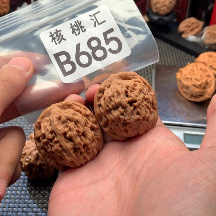 文玩核桃吊坠莲花