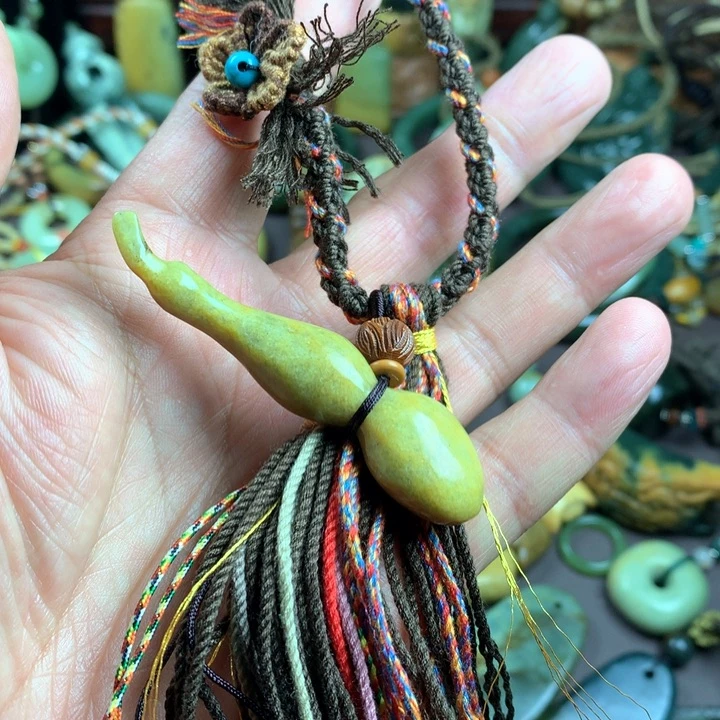 吊坠(赠链)未镶嵌岫岩河磨玉（透闪石质玉）