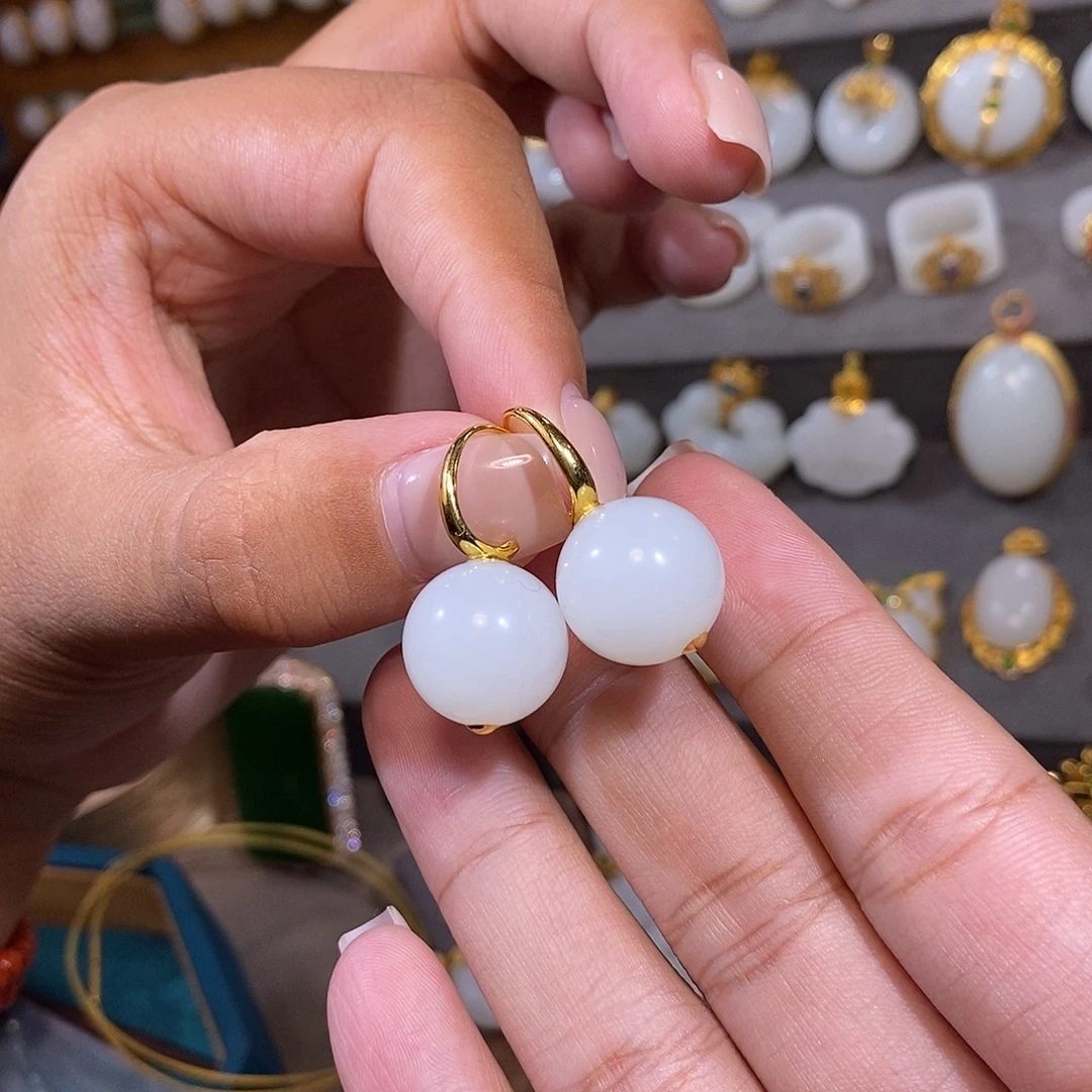 和田玉18K金镶嵌颈饰圆珠耳饰