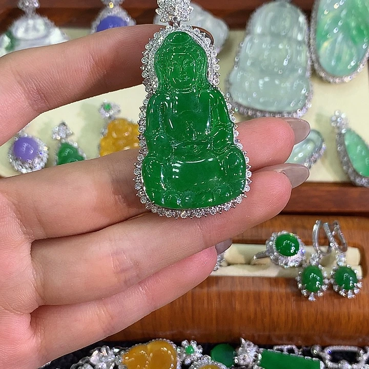 颈饰18K金镶嵌翡翠