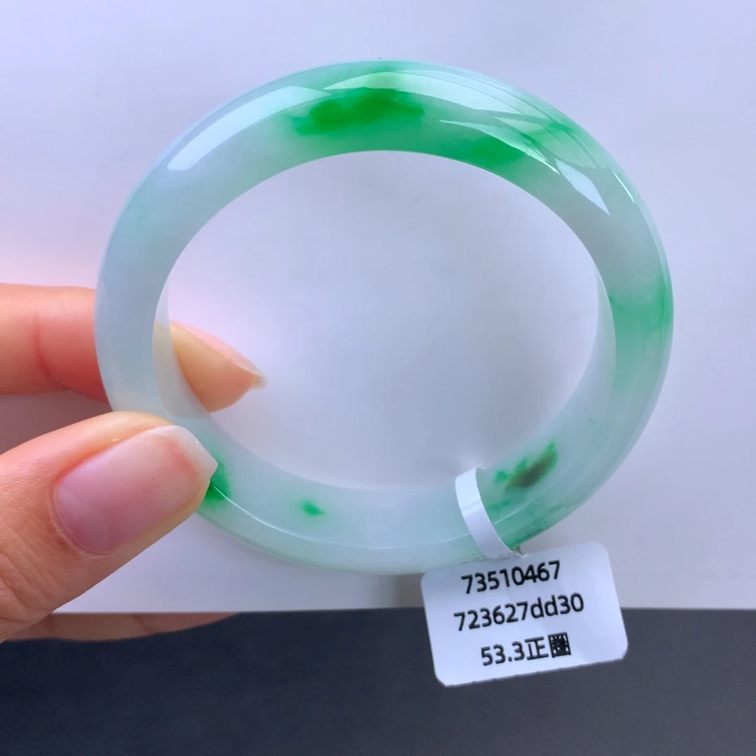 翡翠未镶嵌手镯细糯化白底飘阳绿手镯（细纹）