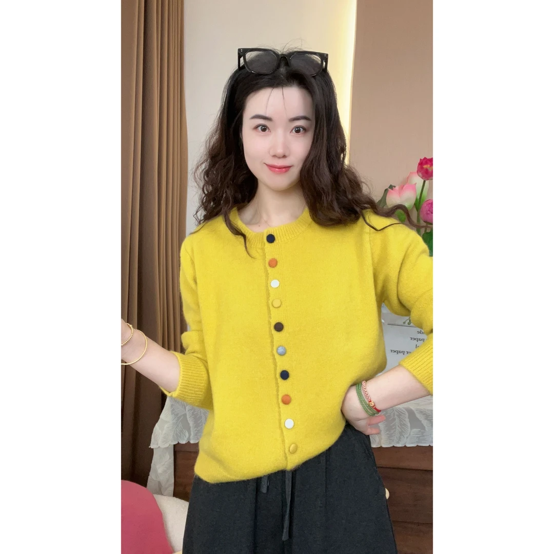 悠悠~【七彩扣】2025秋新款长袖圆领软糯毛衣宽松显瘦针织彩扣外套