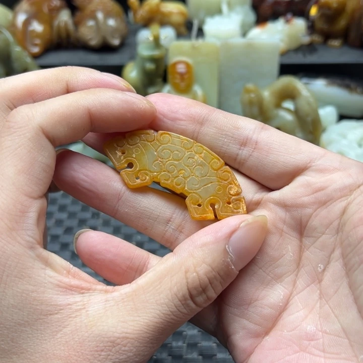 颈饰未镶嵌和田玉（糖玉）