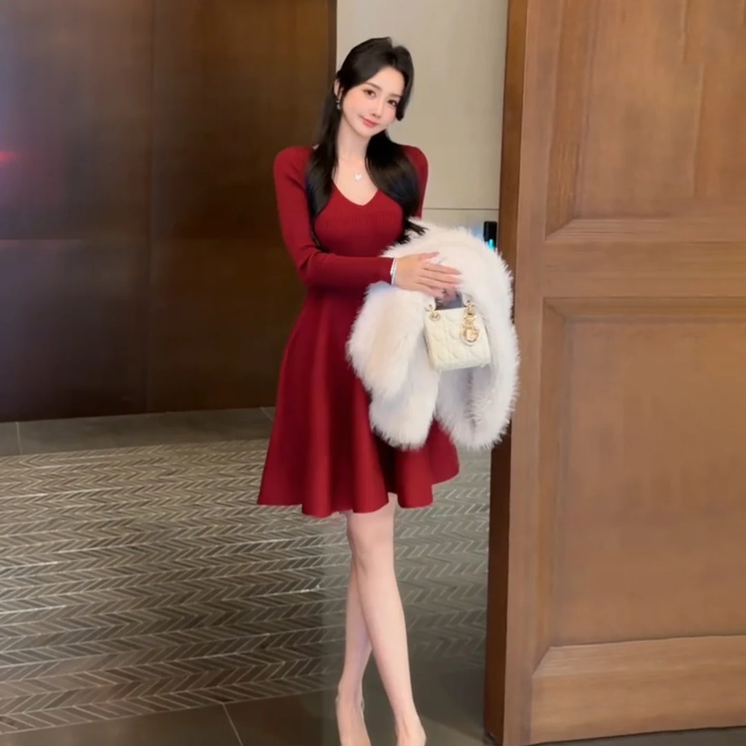 法式红色v领针织连衣裙子女秋冬2025新款新年战袍气质收腰中长裙