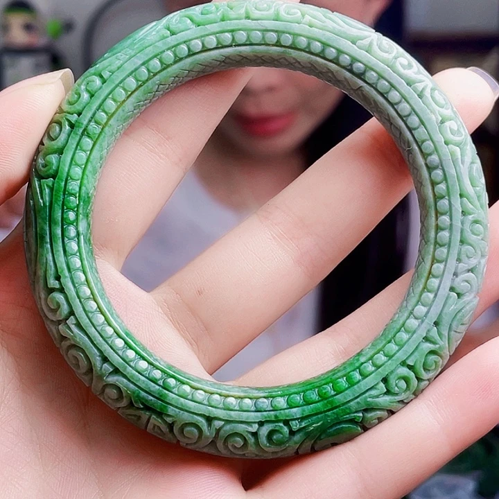 翡翠未镶嵌颈饰多样性