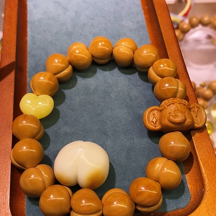 邵****手串猴头核桃奶油屁桃爱心绿跑