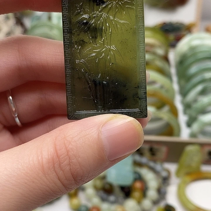 蛇纹石玉颈饰未镶嵌