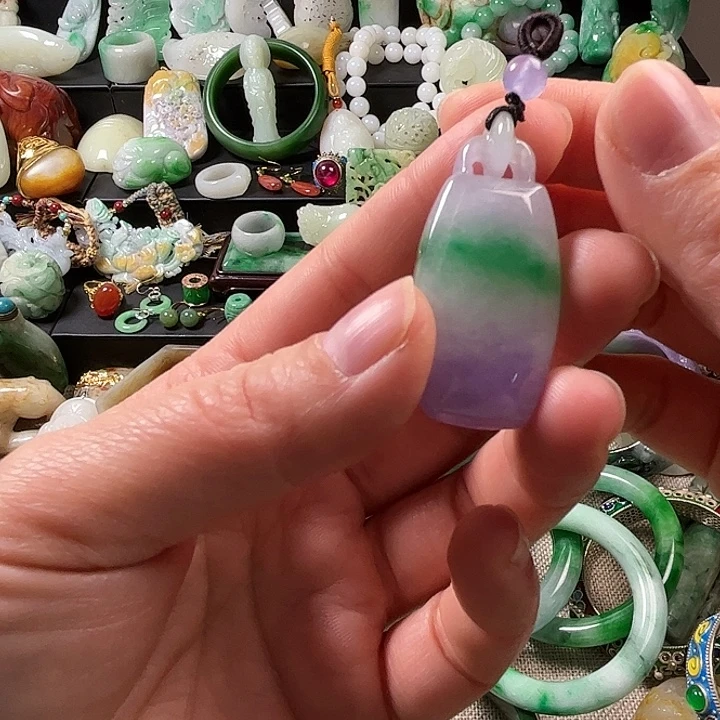 翡翠未镶嵌颈饰翡翠未镶嵌颈饰