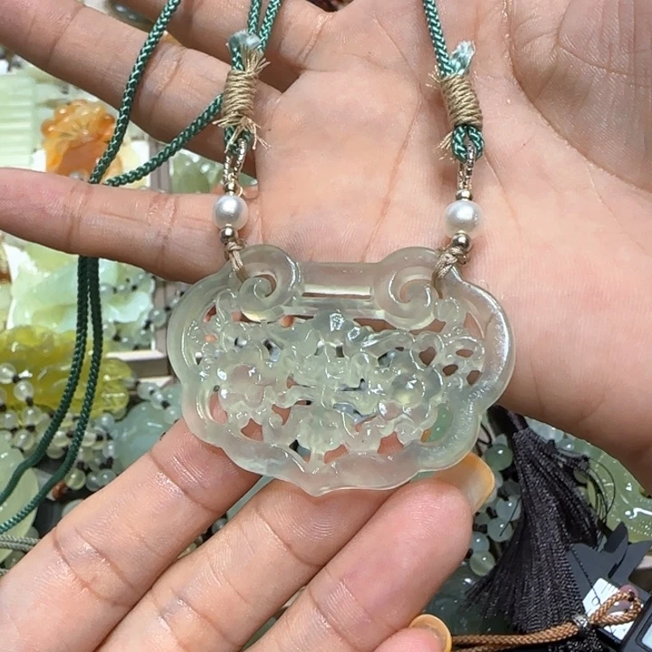未镶嵌蛇纹石玉吊坠