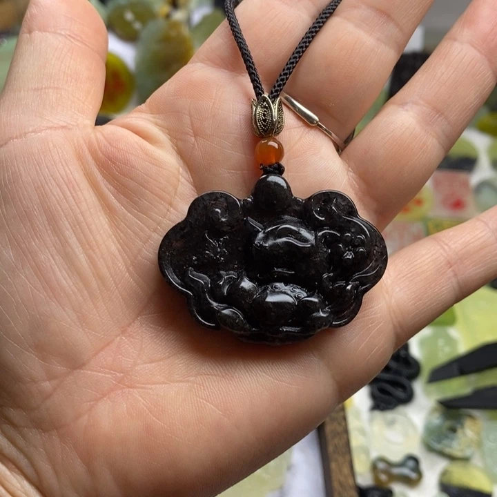 蛇纹石玉颈饰合金