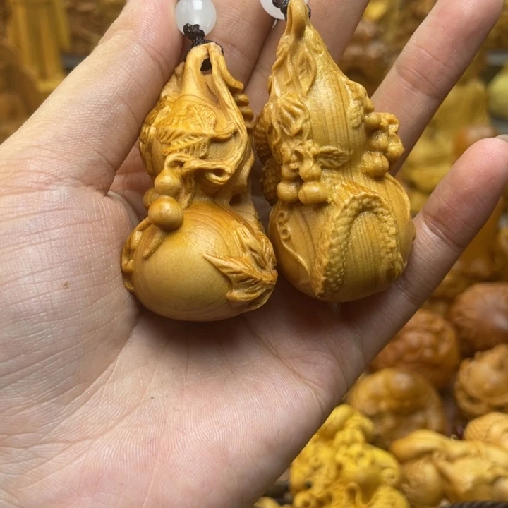 崖柏一个五子葫芦一个