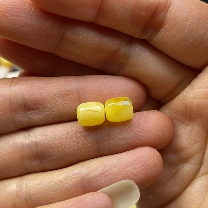 蜜蜡未镶嵌裸石尺寸7加，微瑕