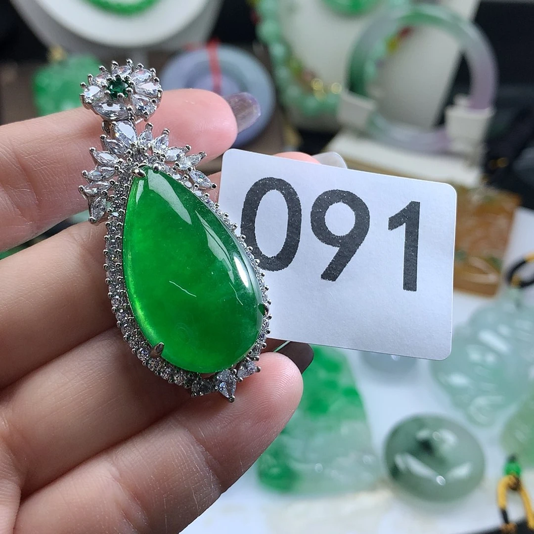 翡翠未镶嵌吊坠(赠链)