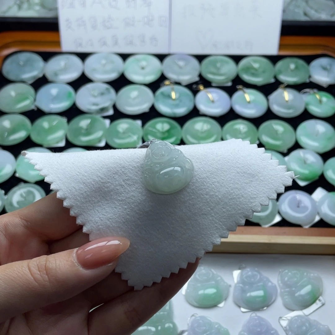 翡翠颈饰未镶嵌佛公