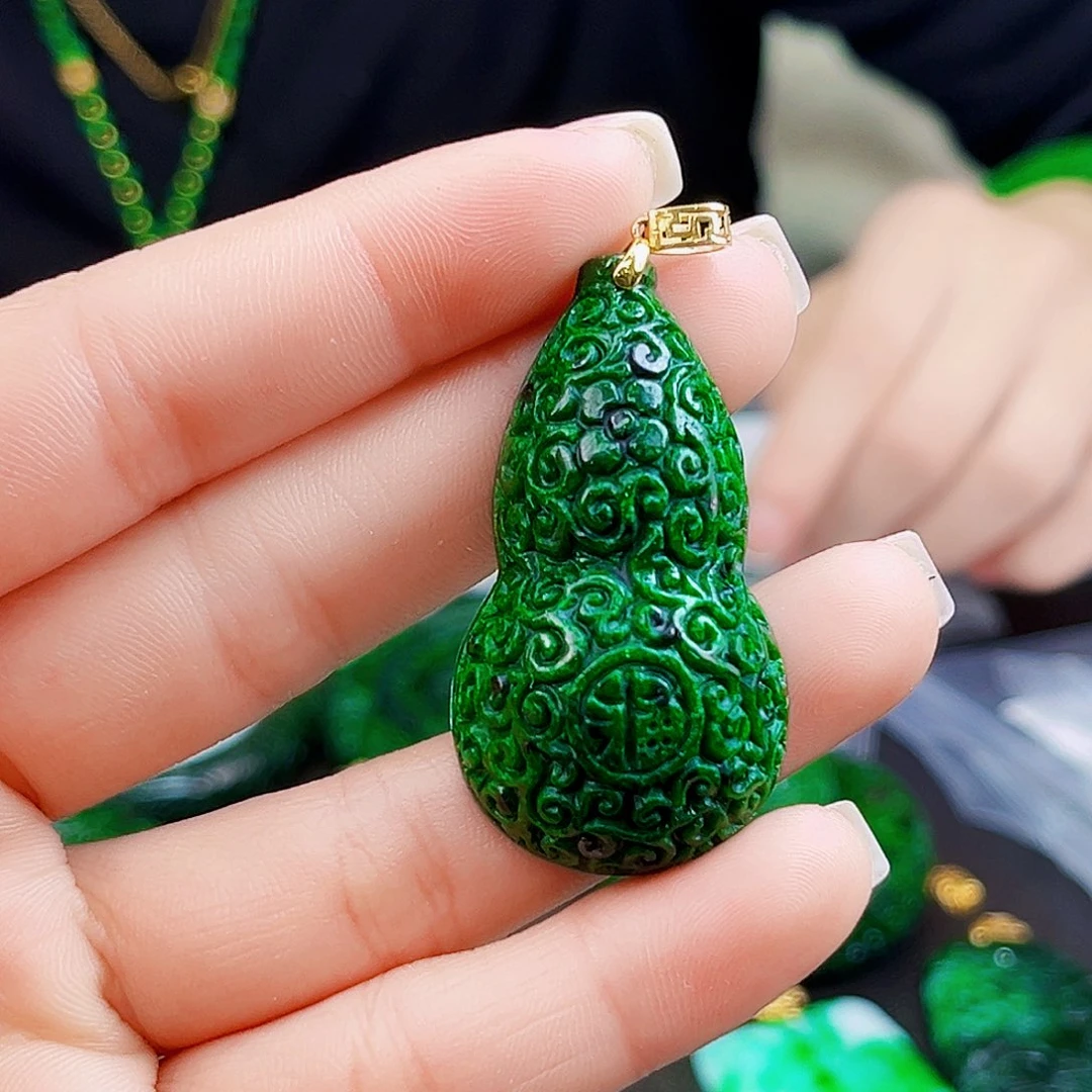 颈饰18K金镶嵌翡翠多样性