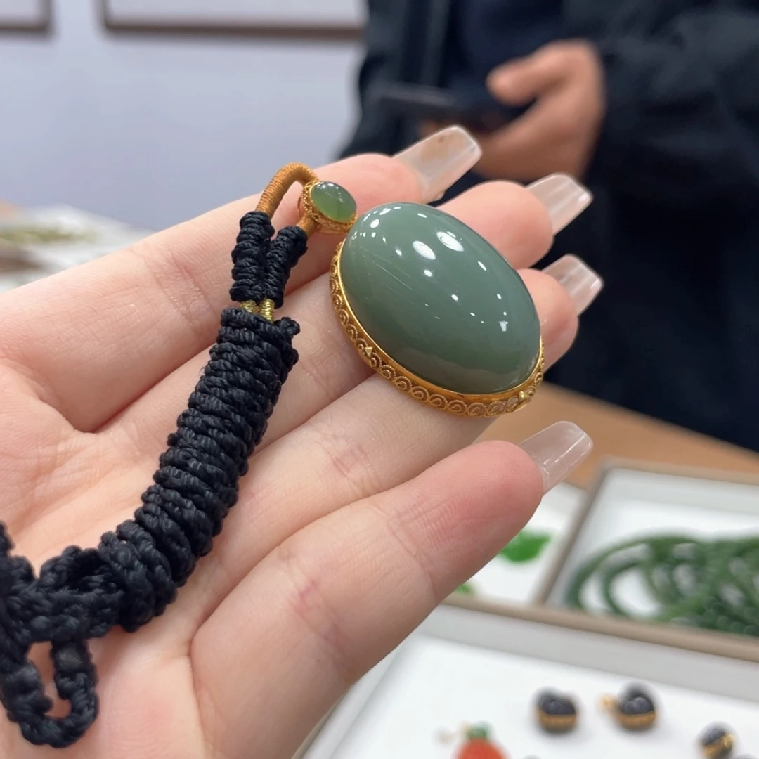 颈饰18K金镶嵌和田玉