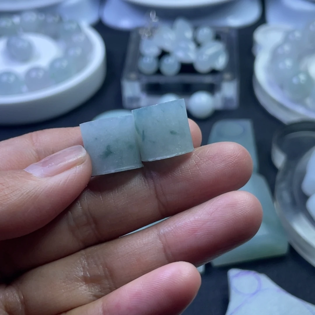 定制翡翠未镶嵌卡12+飘花圆珠17颗