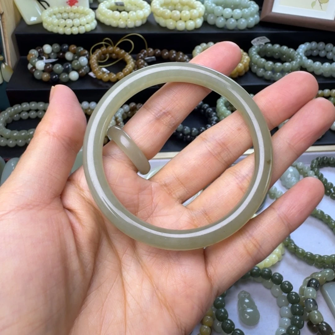 和田玉未镶嵌手镯