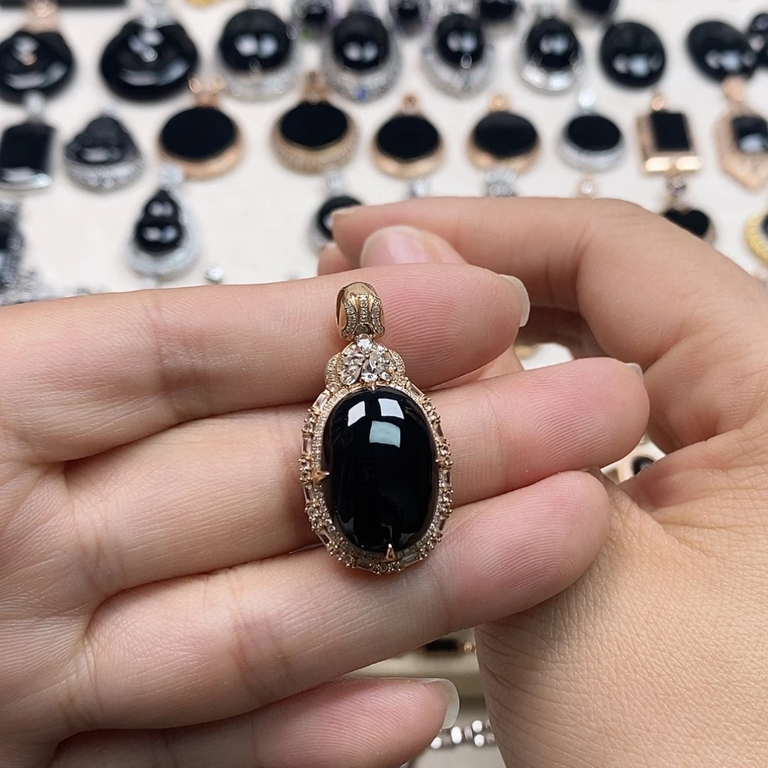 翡翠18K金镶嵌颈饰