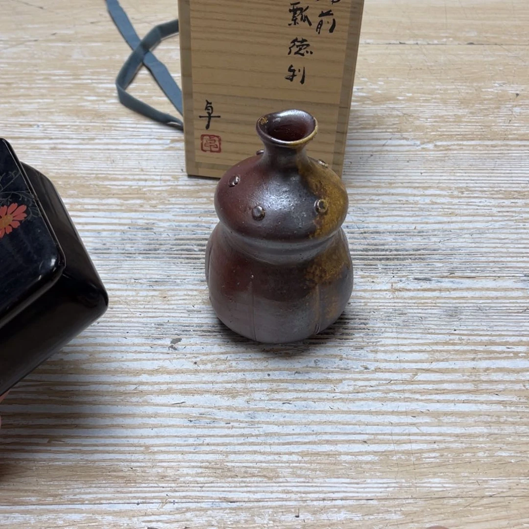 瓷片勇密密麻麻地排列着一个