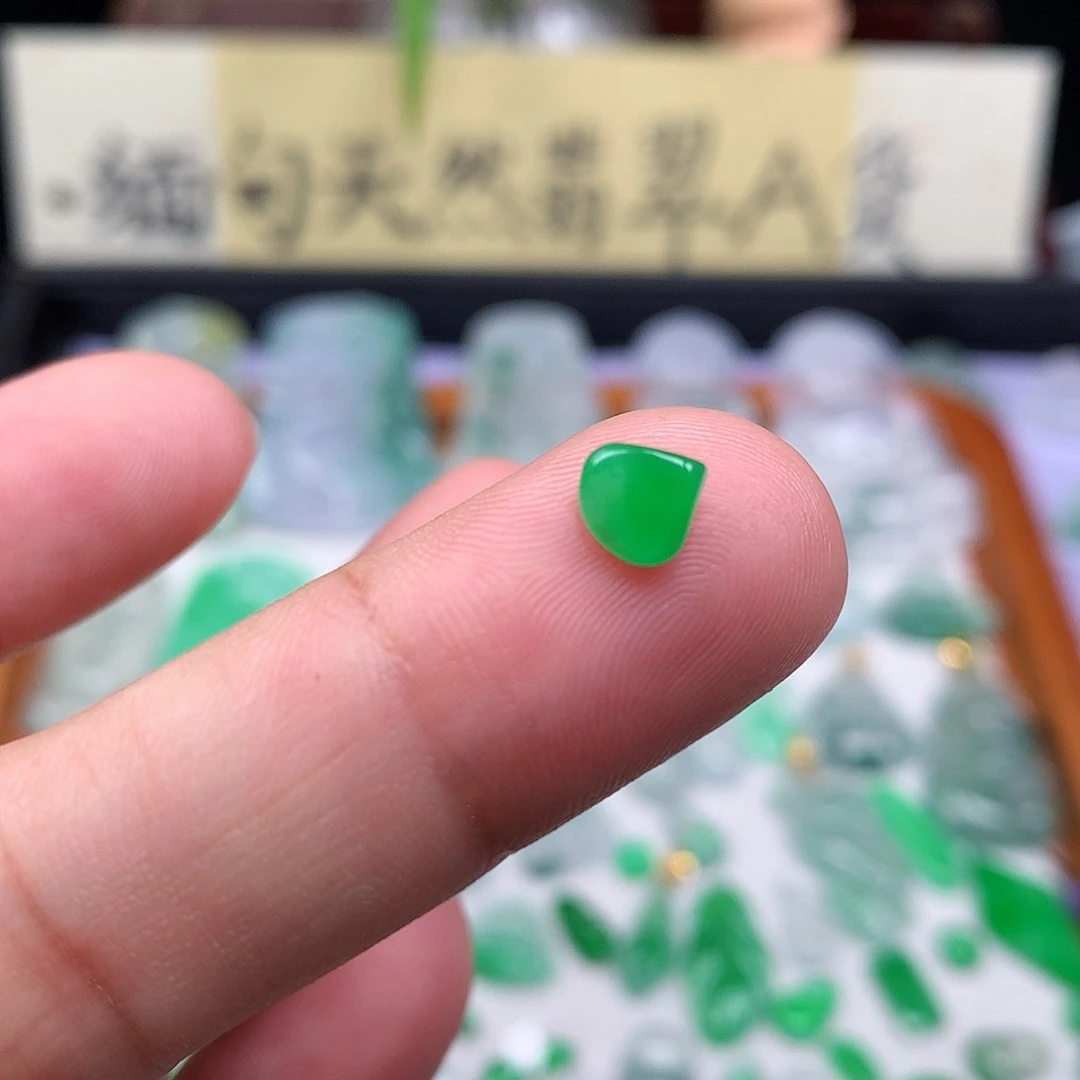 翡翠散珠缅甸天然A货翡翠阳绿随形