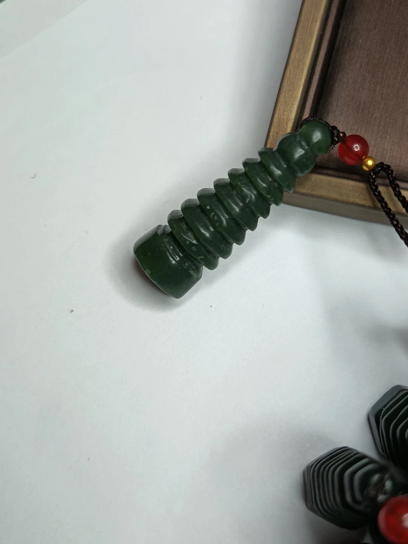 A212 和田玉塔青宝塔吊坠