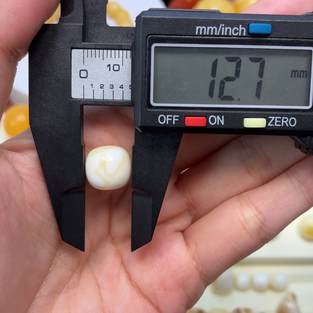 琥珀未镶嵌珠宝奇石乌料瓷白飘花老型珠12.7mm