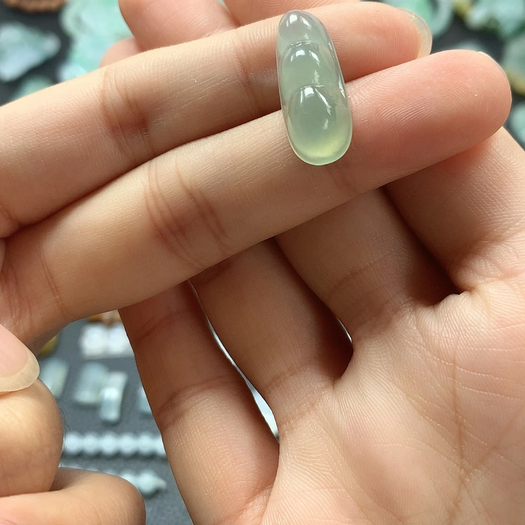 翡翠未镶嵌颈饰葫芦