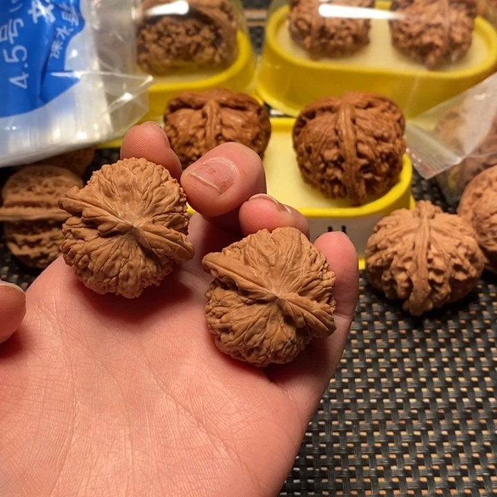 文玩核桃吊坠白狮子