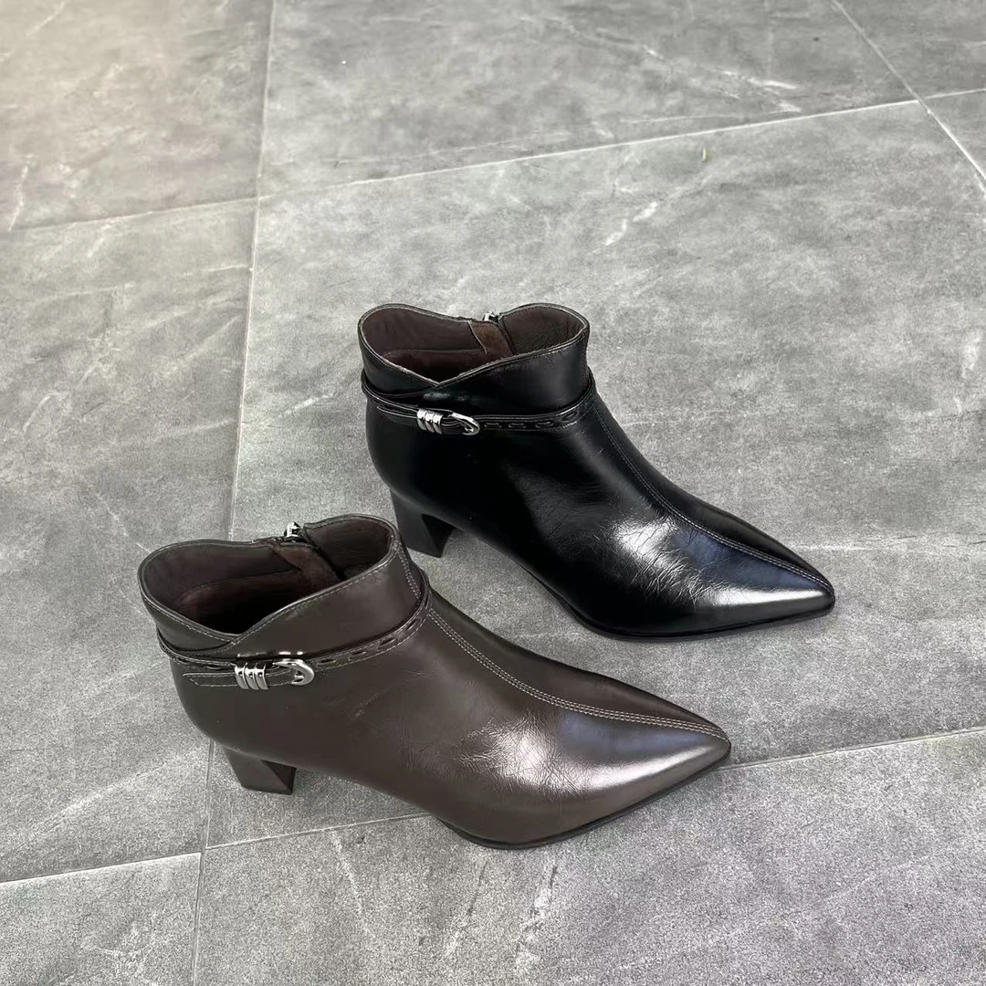 136517522冬季新款2025百搭粗跟尖头显瘦英伦风舒适短靴女