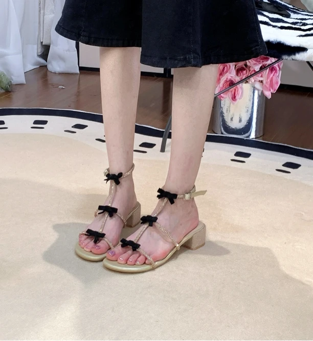 水钻绝美夏天凉鞋女款2025新款配裙子不累脚蝴蝶结超火粗跟高跟鞋