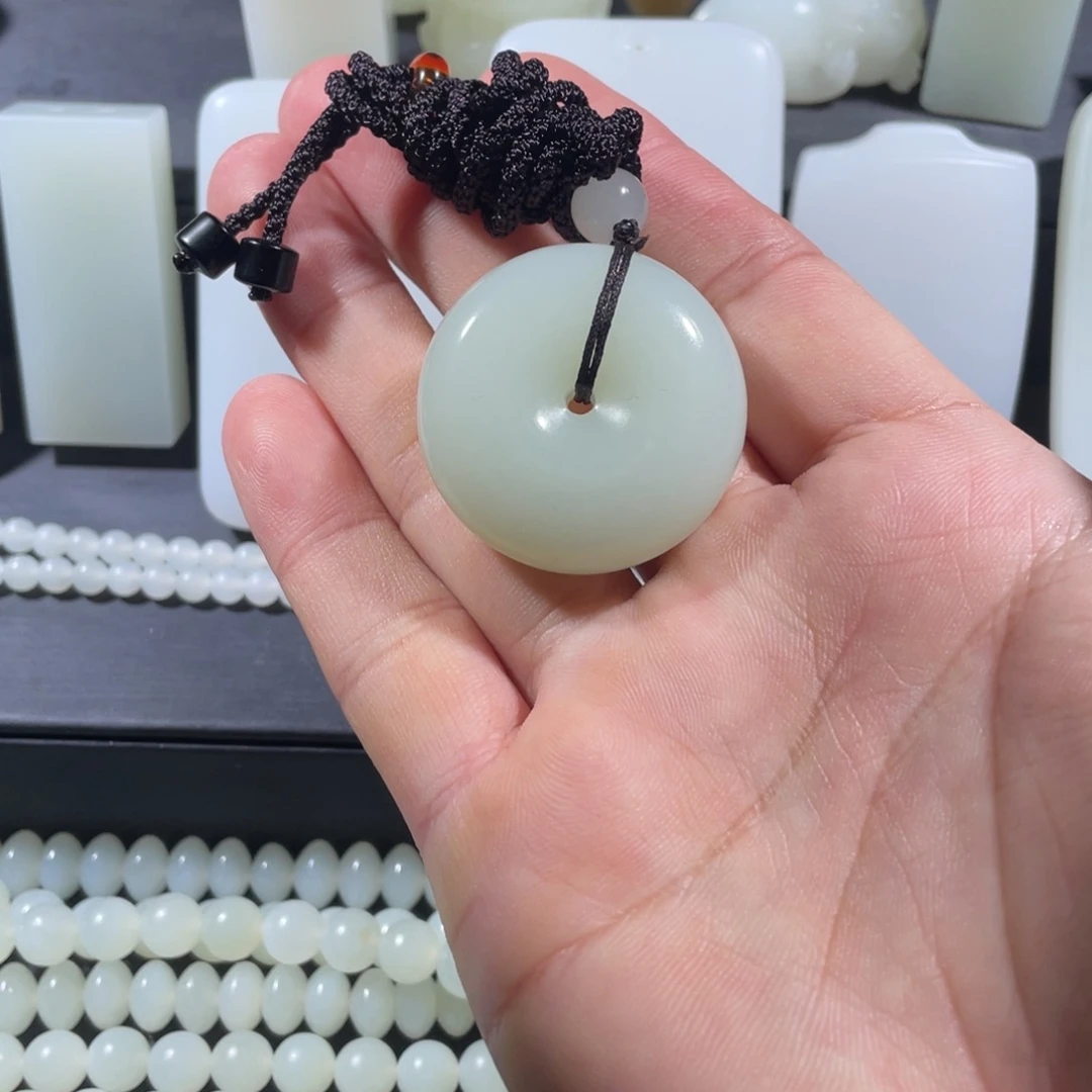 和田玉未镶嵌颈饰平安扣