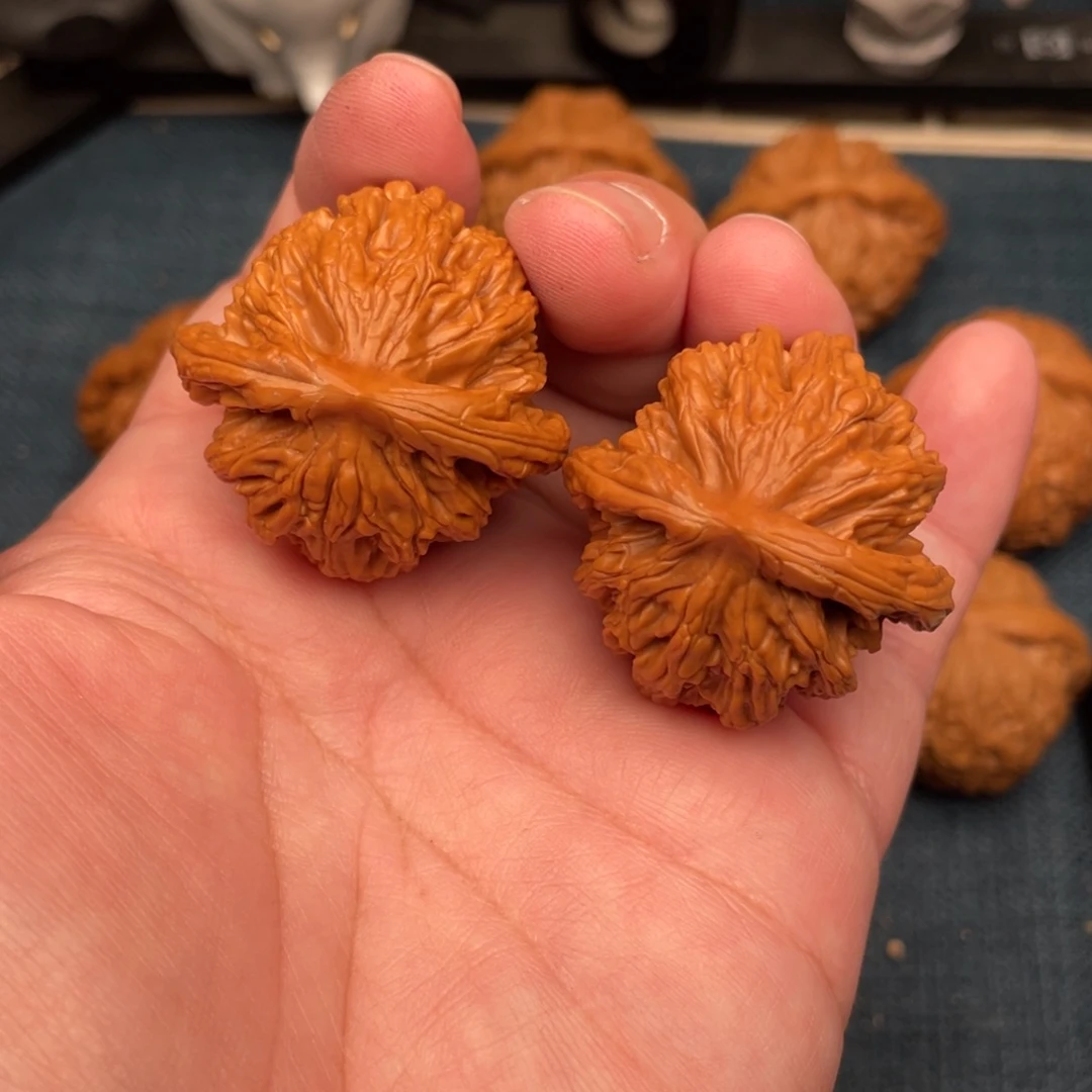 把件文玩核桃红皮虎头36