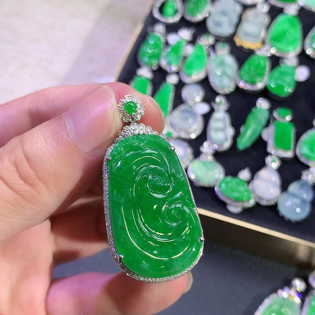 翡翠18K金镶嵌吊坠(赠链)