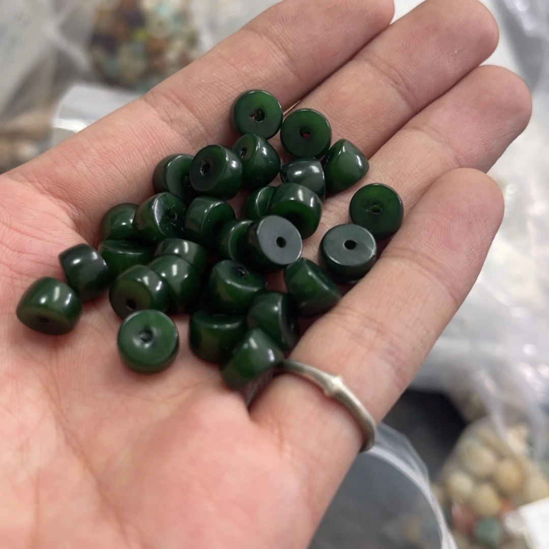 吊坠白玉菩提z9/100+20颗微瑕祖母绿小肠