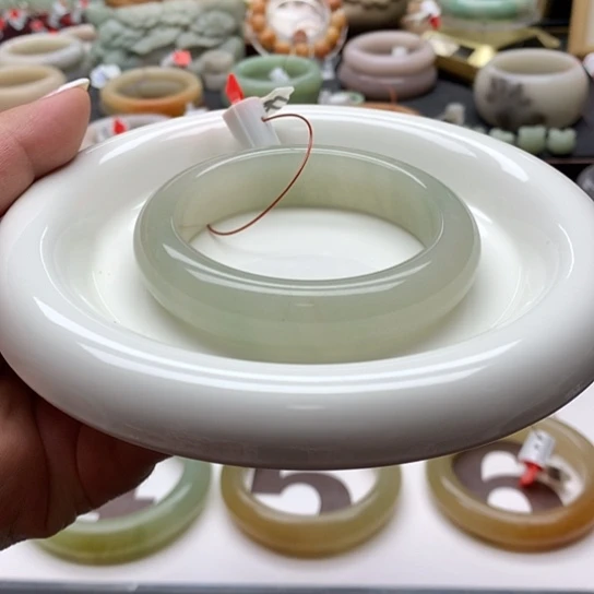 石英质玉手镯未镶嵌