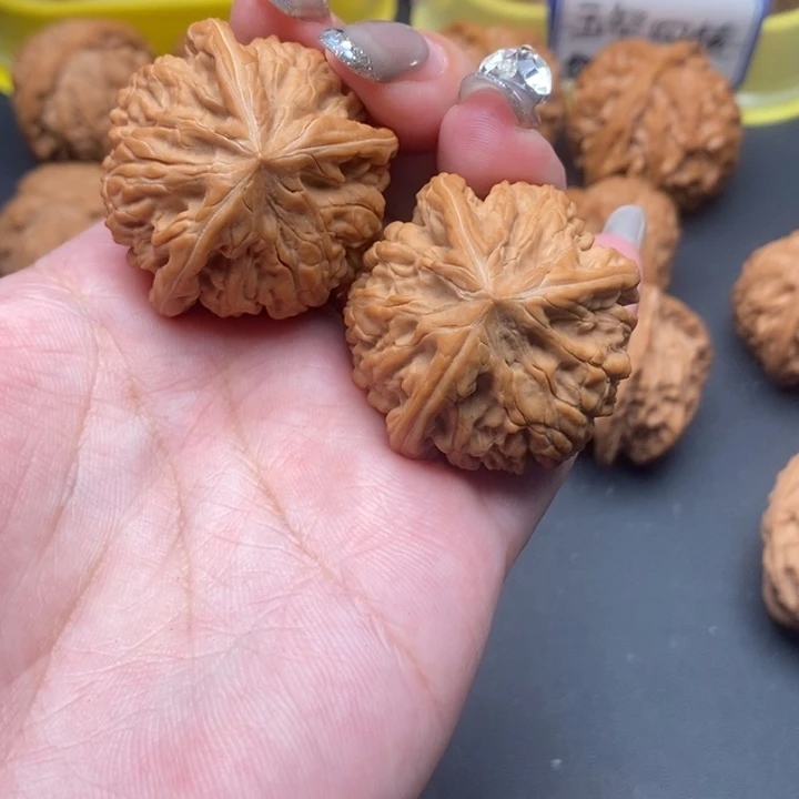 文玩核桃吊坠百****?三棱