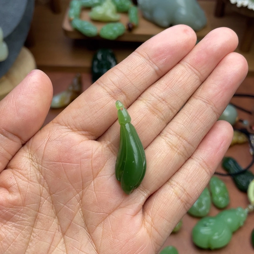 和田玉未镶嵌颈饰处理，不退不换