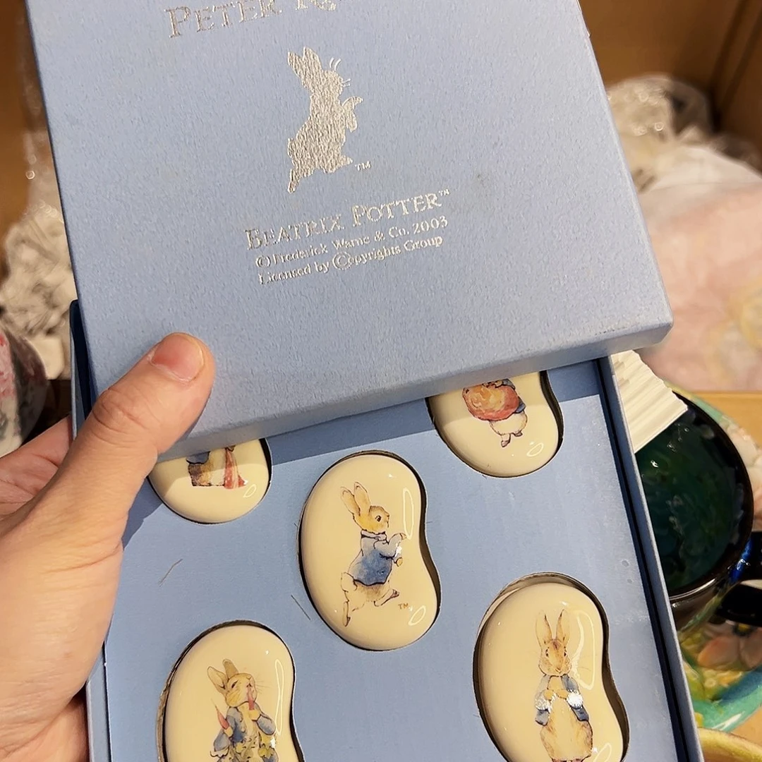 咖啡杯和茶壶里摆酒