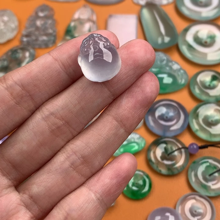 翡翠挂件未镶嵌……