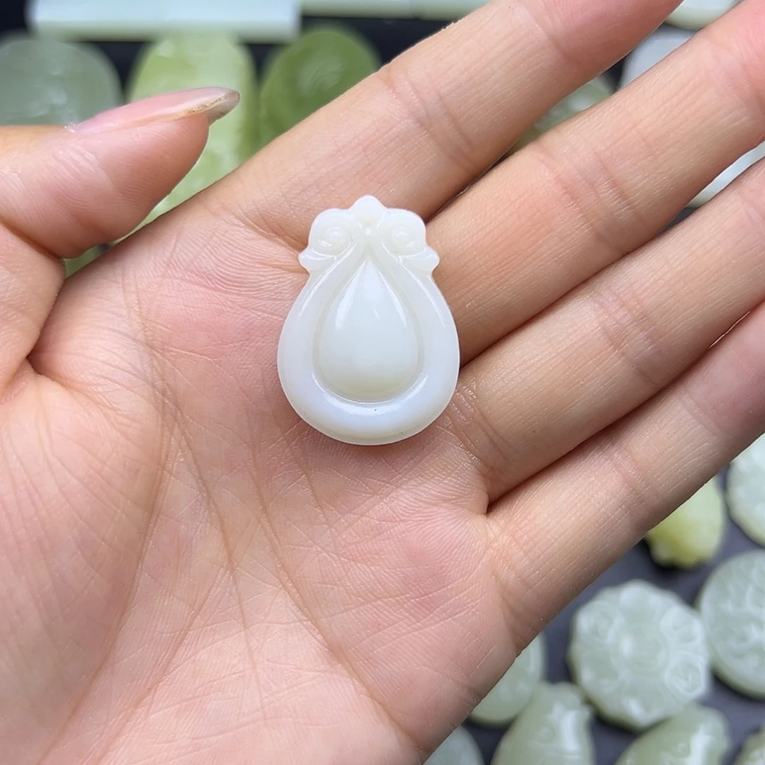 和田玉未镶嵌吊坠(赠链)