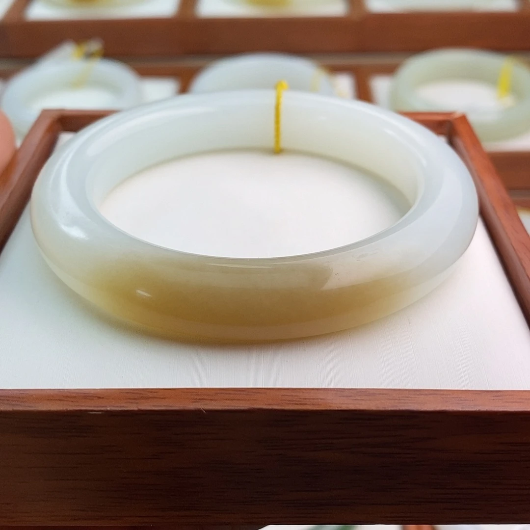 和田玉（糖玉）未镶嵌手镯