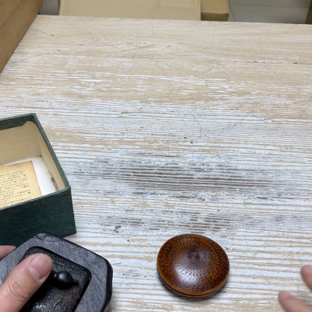 瓷片歇***?密密麻麻地排列着