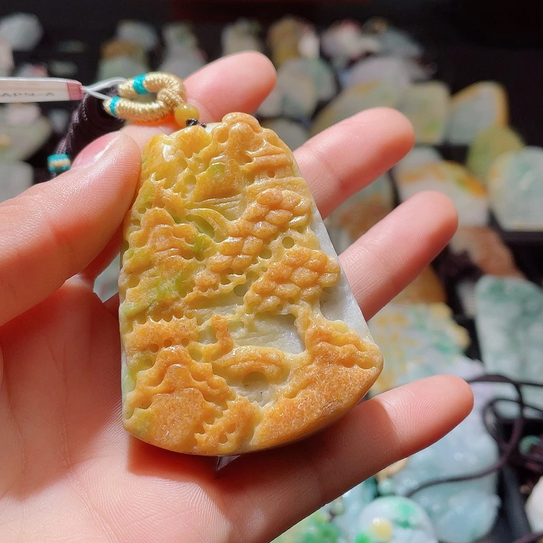 翡翠未镶嵌颈饰一个