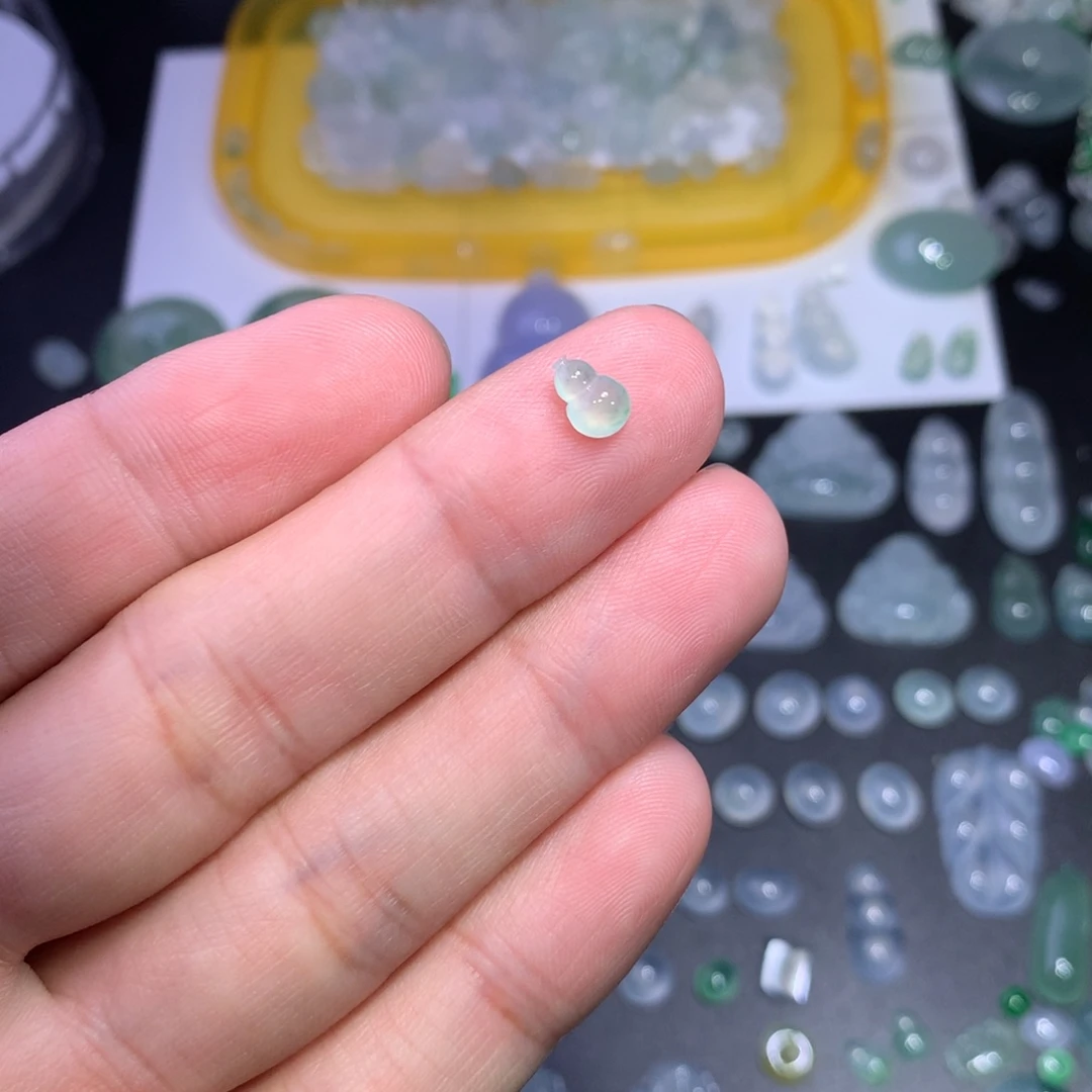 翡翠未镶嵌颈饰葫芦