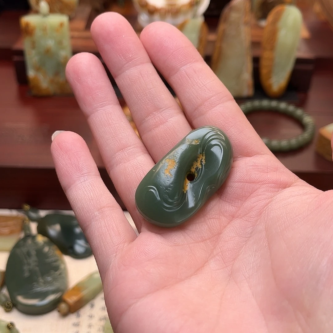 l***璨颈饰未镶嵌岫岩河磨玉（透闪石质玉）