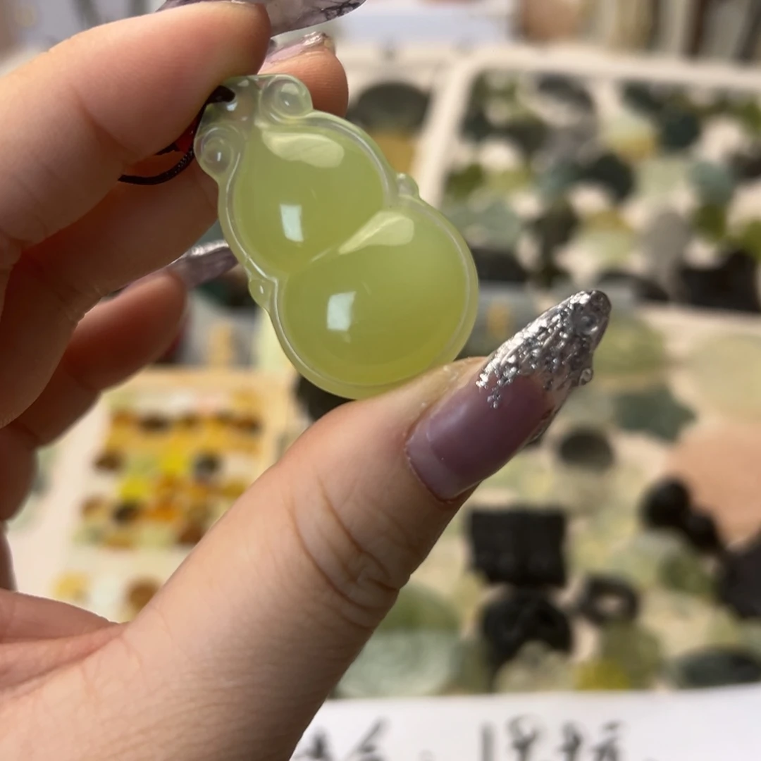 蛇纹石玉颈饰合金